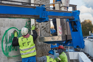 Zachytili jsme výrobu a&nbsp;instalaci uměleckého reliéfu na&nbsp;výdechu tunelu Blanka - 2