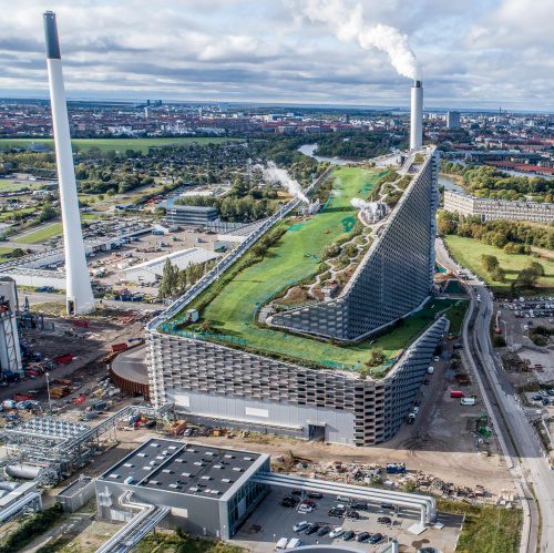Image: Architektonické studio BIG představilo film Making a Mountain o kodaňské spalovně Amager Bakke